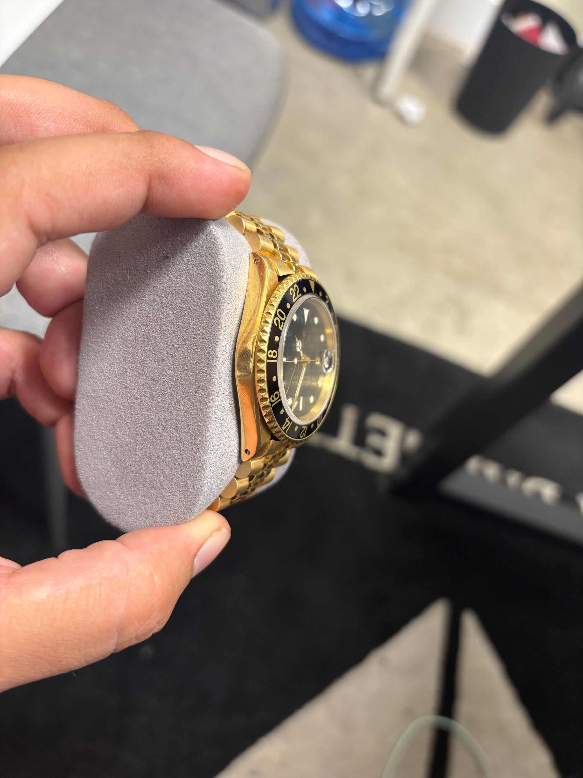 Rolex GMT-Master ll black Dial on Jubilee (18k gold) 16718