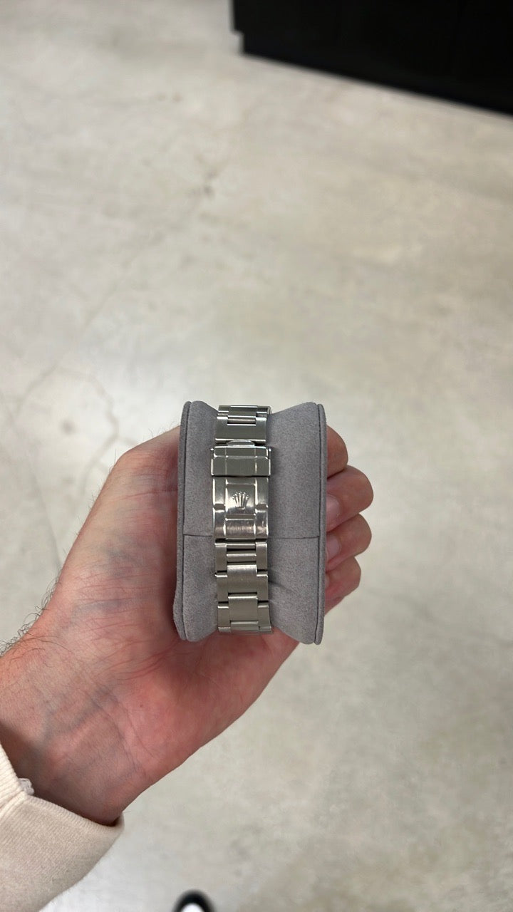 Rolex Explorer Black Dial on Oyster 165701 t